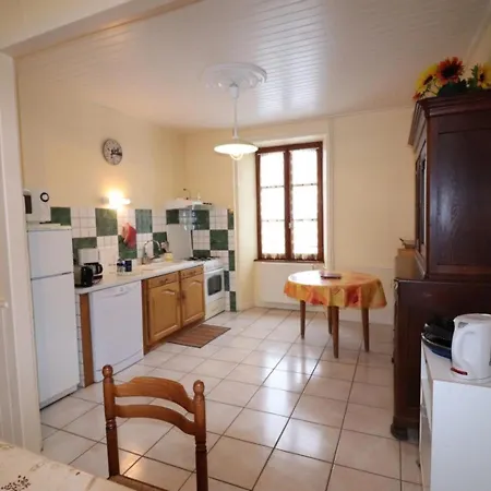 Maison Familiale Avec Jardin, Proche Parc Des Volcans, 9 Pers, 6 Ch, Animaux Acceptes - Fr-1-742-116 *